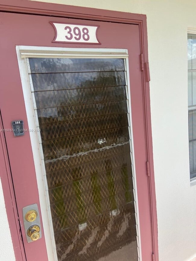 Building Photo - 398 Fanshaw J