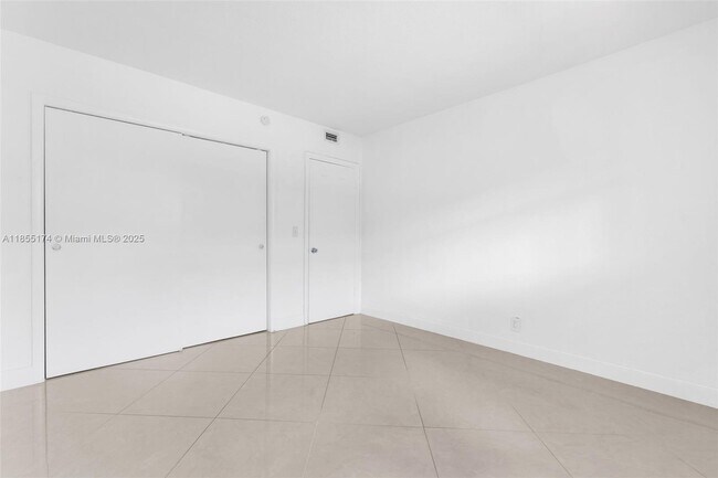 Building Photo - 2607 NE 8th Ave