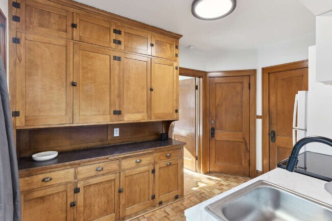 Building Photo - Charming 3-Bed Duplex in Vibrant Minneapolis Neighborhood