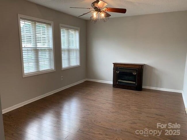 Building Photo - Move-In Ready 3 Bed, 2 Bath Home in Lenoir!