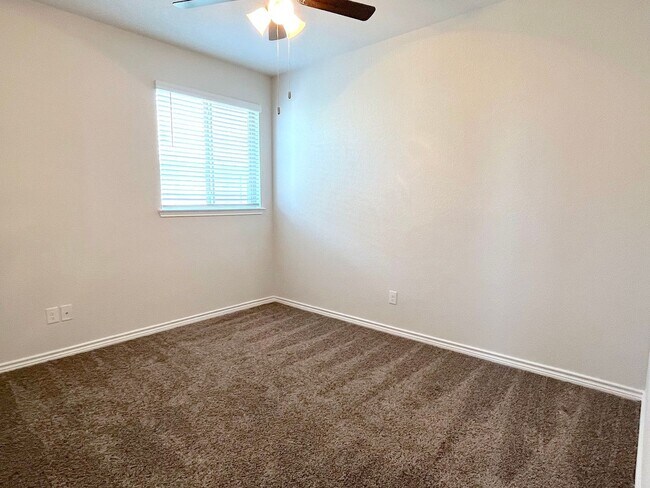 Building Photo - Gorgeous 3 bed 2.5 home in Town Lake Park!