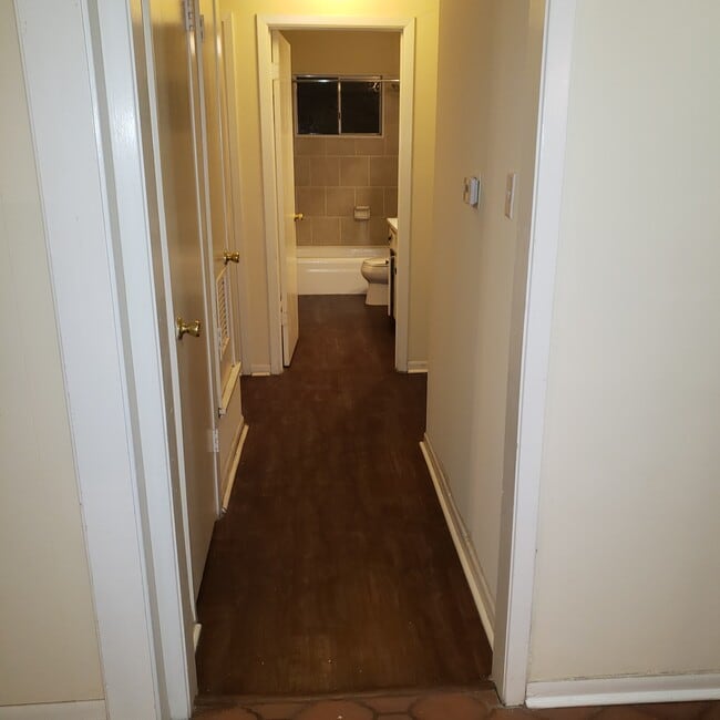 Building Photo - 2308 Lake W Dr