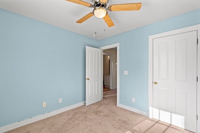 Building Photo - 220 Twin Oaks Dr