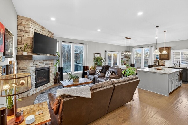 Building Photo - 4 Bed 3 Bath Home | Finished Basement, 2nd Kitchen, Private Backyard | Lee’s Summit