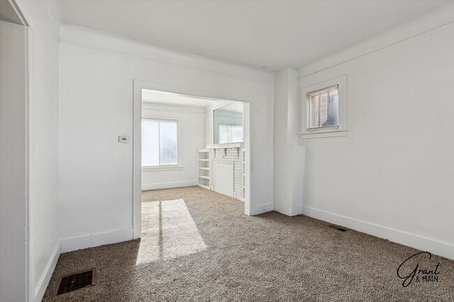 Building Photo - 2 bedroom $1200