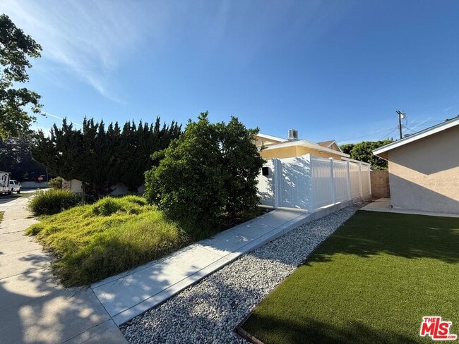 Building Photo - 19055 Gledhill St