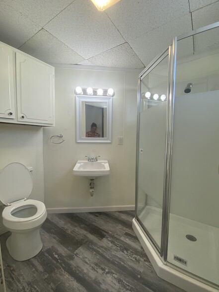 Bathroom - 501 N State Line St