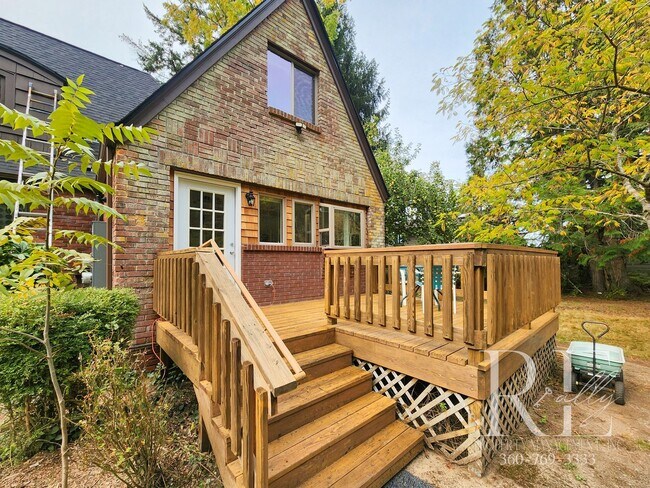 Building Photo - Waterfront Tudor on 2+ Acres | Private, Vi...