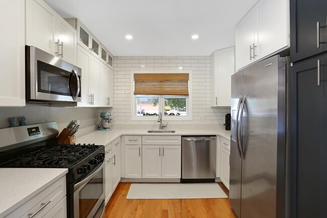 Building Photo - New Rental! 3 Bed, 2 Bath, 2 Car Garage, F...