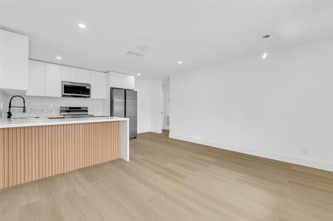 Building Photo - 1611 NE 50th Ct