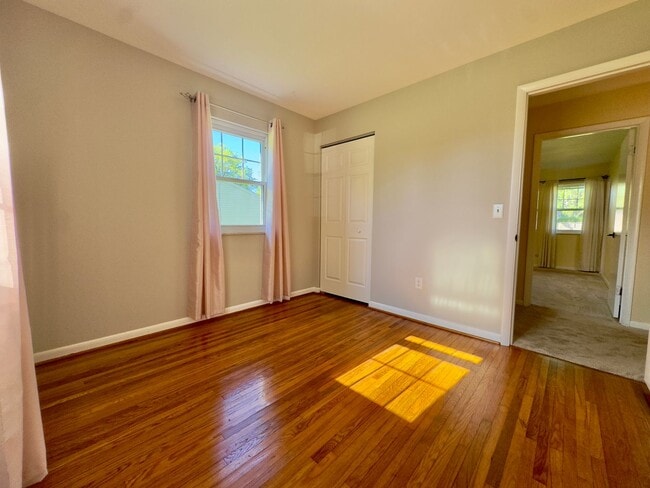 Building Photo - 5247 Silvertown Dr