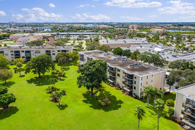 Building Photo - 300 N Hwy A1A