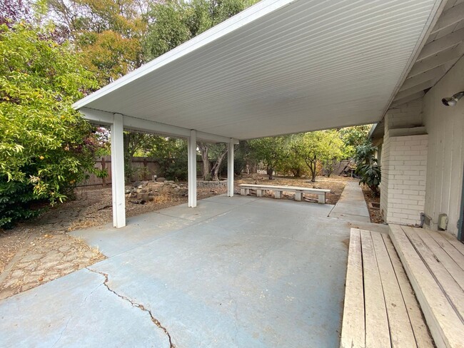 Building Photo - A Desirable Floor Plan