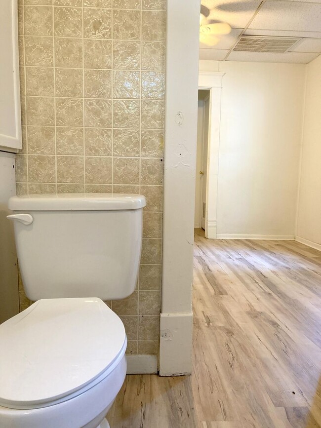 Building Photo - 2 Bed 1 Bath Home