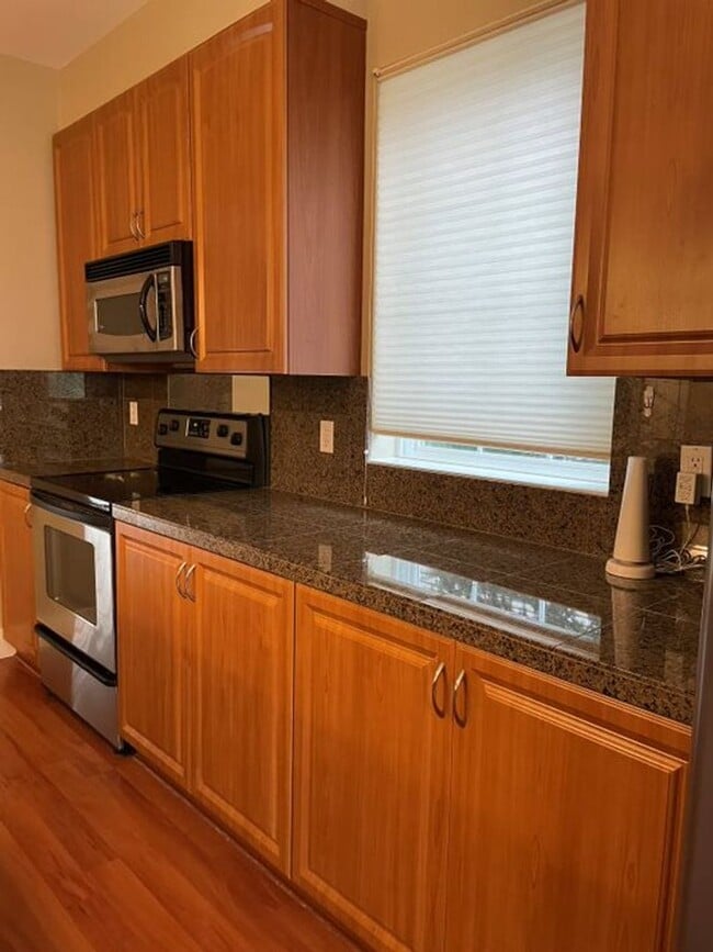 Building Photo - Stunning End Unit Townhome in desirable Redmond Ridge neighborhood; 2BD/2BA