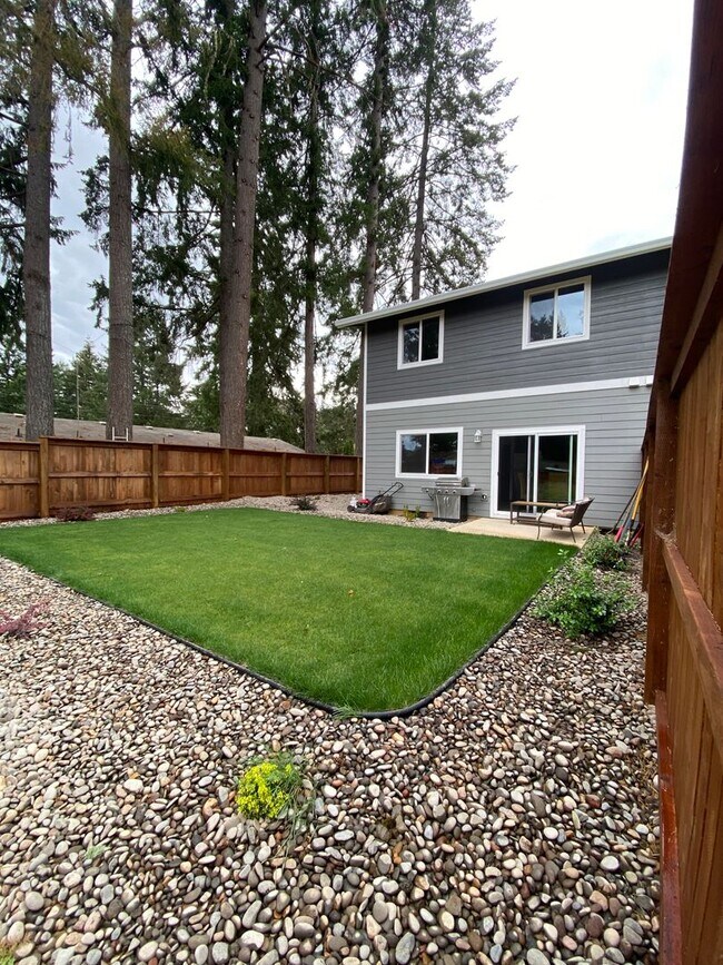 Building Photo - **SPRING SPECIAL- $400 off first months rent**  3 Bedroom Duplex in Veneta