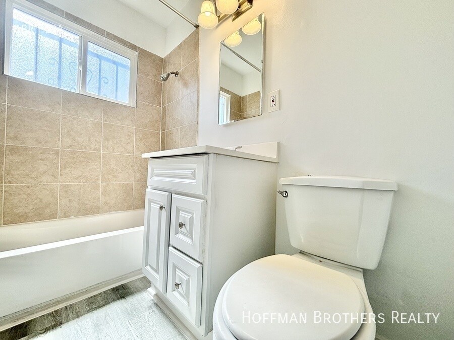 Building Photo - 1088 W 39th St