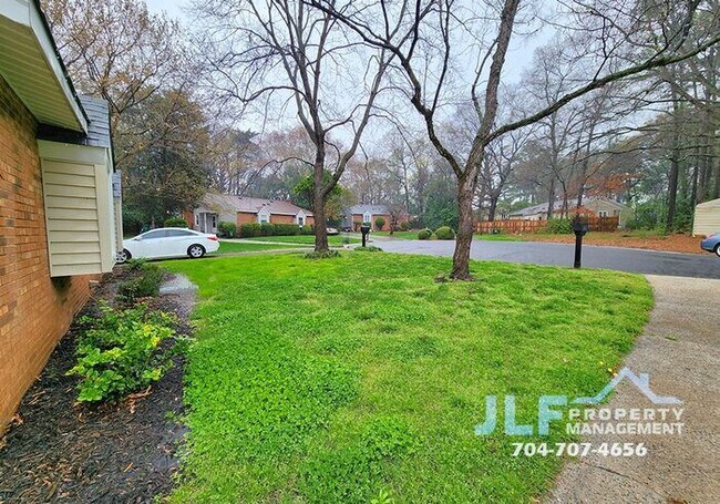 Building Photo - Freshly Updated 2/2 Duplex with Modern Fix...