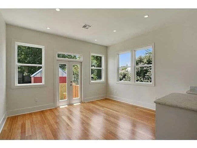 Building Photo - Newly Updated 2BD/2BA Near Oak St