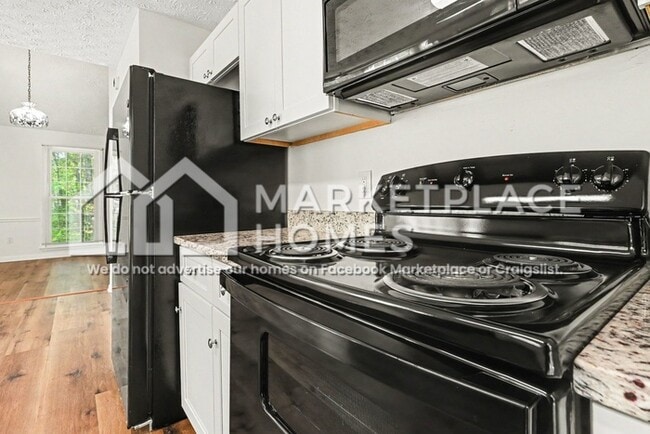 Building Photo - 2699 Foxglove Dr SW