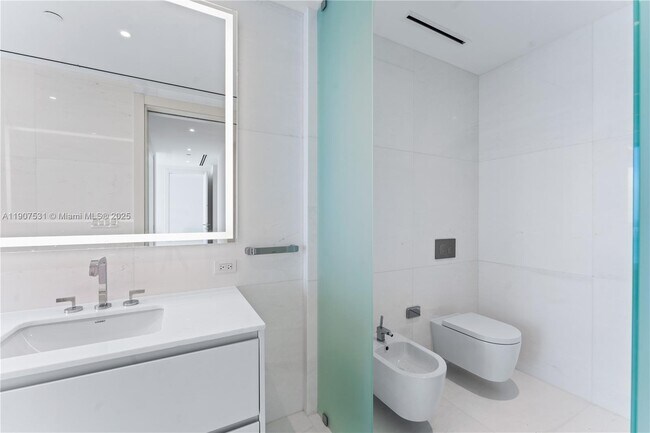 Building Photo - 300 Biscayne Blvd Way