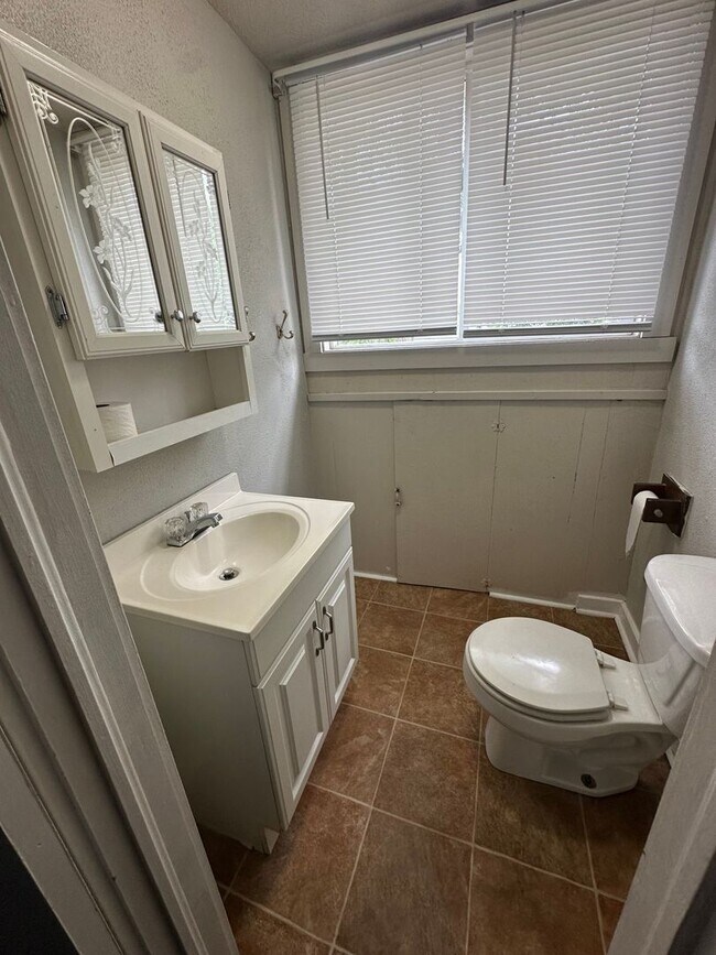 Building Photo - PRELEASING for AUGUST! Close to Campus