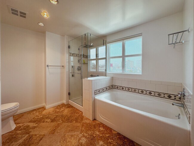 Building Photo - Modern 2 Bed, 2 Bath Condo in the Heart of...
