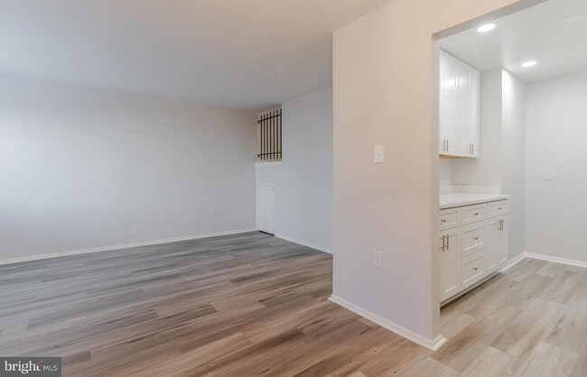 Building Photo - 8708 Village Square Dr