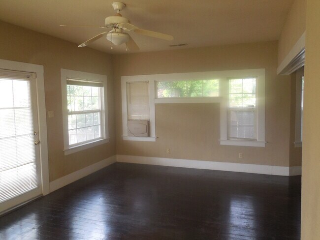 Building Photo - 3 Bedroom / 1 Bath House