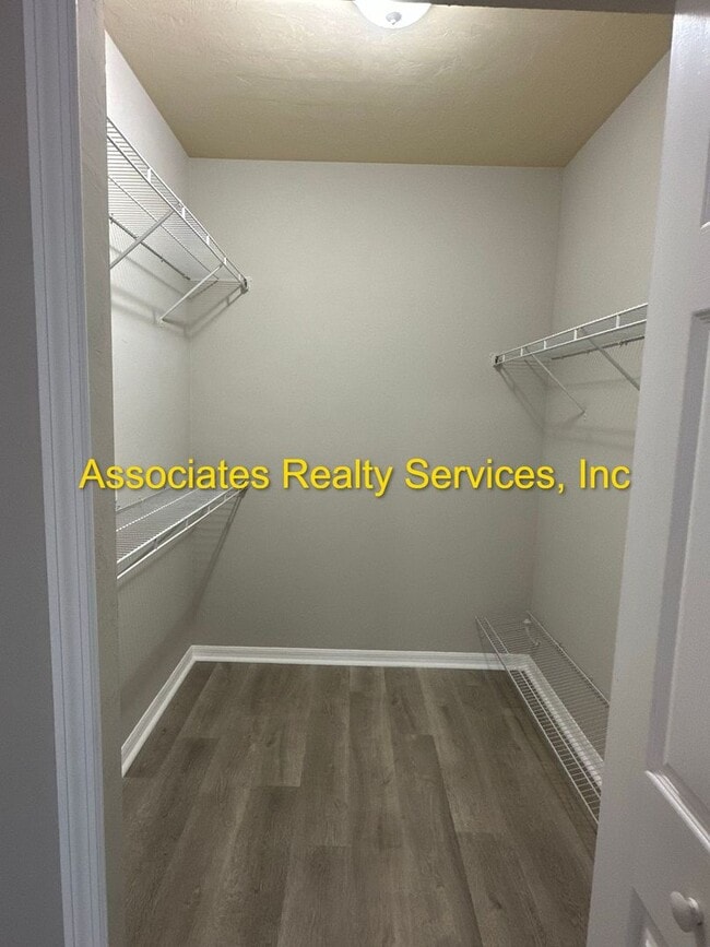 Building Photo - Sublease!   Lovely End Unit in Villas of West End LOOK!