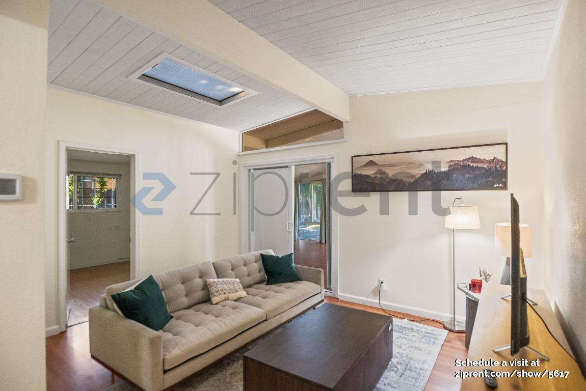 Building Photo - 921 Lakebird Dr