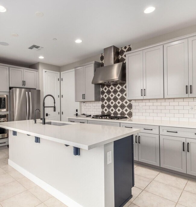 Building Photo - 1099 N 70th Way