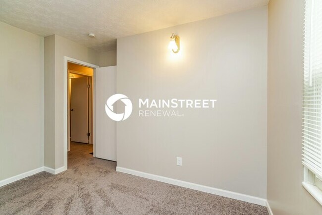 Building Photo - 3 Bedroom Pet-Friendly Home in COLUMBUS, OH with Main Street Renewal