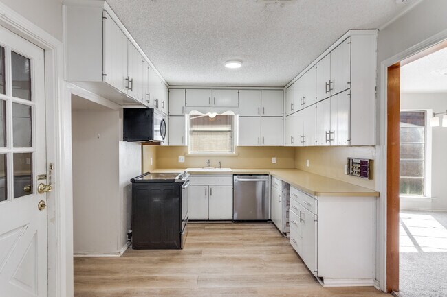 Building Photo - 6801 Lancelot Ct