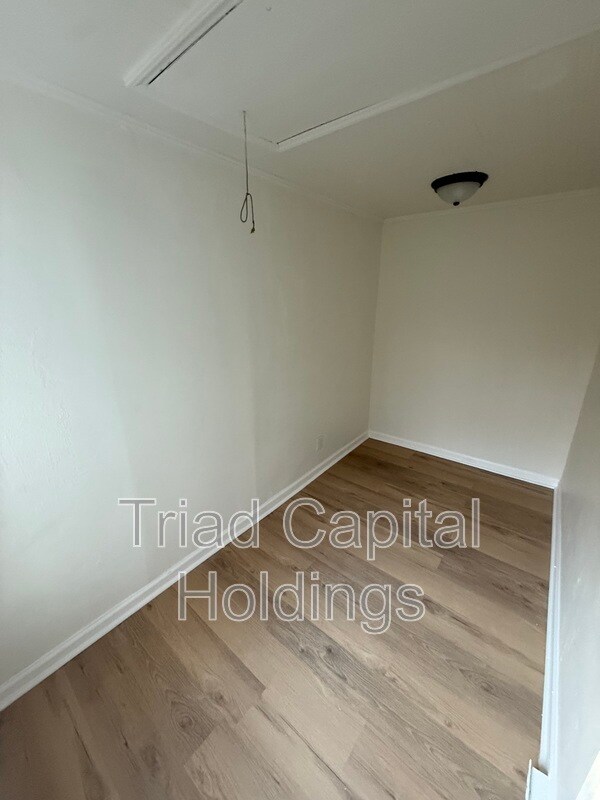 Building Photo - 832 E Brookline St