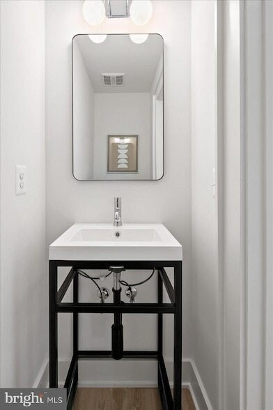 Building Photo - 909 N Irving St