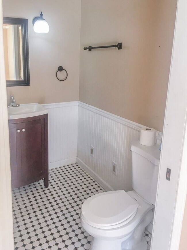 Building Photo - 620 Pine Oaks Dr