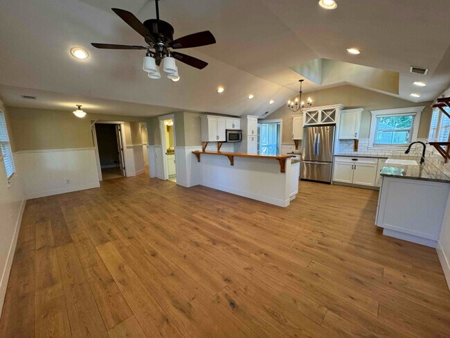 Building Photo - 7822 Lakewood