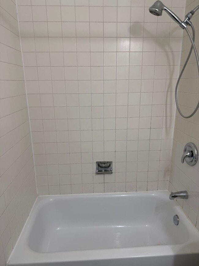 Building Photo - Updated 2 bedroom 1 bath duplex in Eugene!