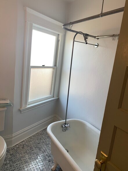 Building Photo - 1308 Oxford St