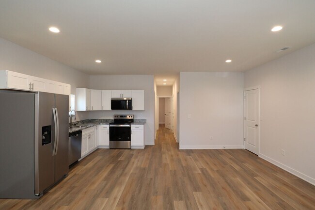 Building Photo - 3 Bedroom Downstairs Unit Near Eastside Duplex!