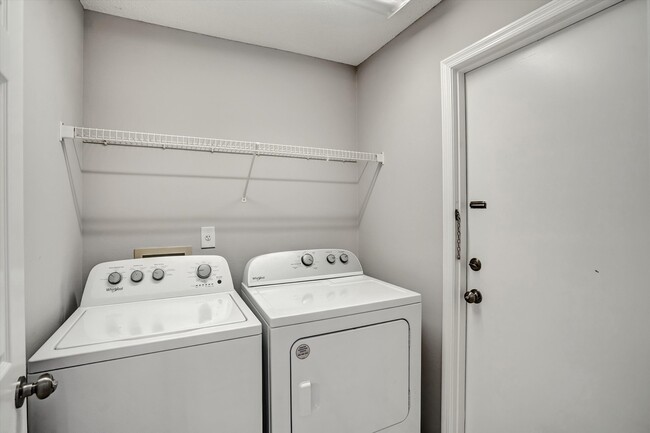 Building Photo - 1033 Lake Davenport Blvd