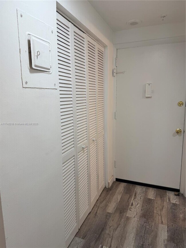 Building Photo - 400 Kings Point Dr