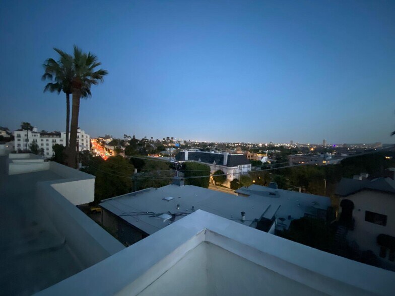 Building Photo - 8400 De Longpre Ave