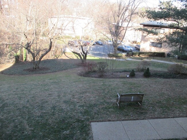 Building Photo - Two Bedroom, Two Bath Condo Located Near T...