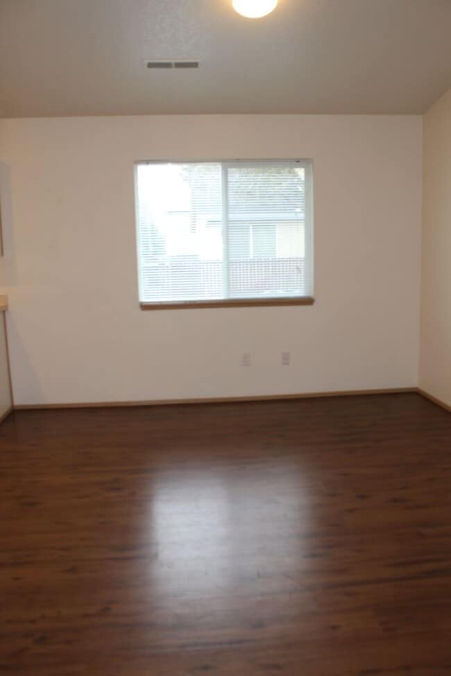 Building Photo - 3 br, 2.5 ba home in quiet Scappoose neighborhood