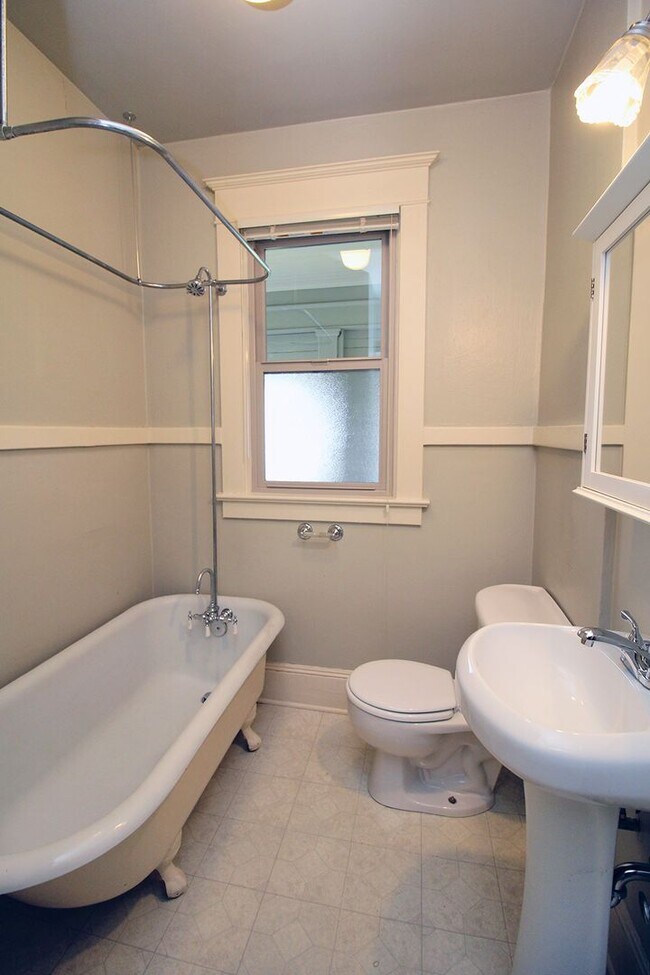 Building Photo - andrp02