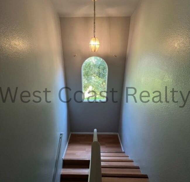 Building Photo - ***COMING SOON*** Spacious 4 bedroom 2.5 B...