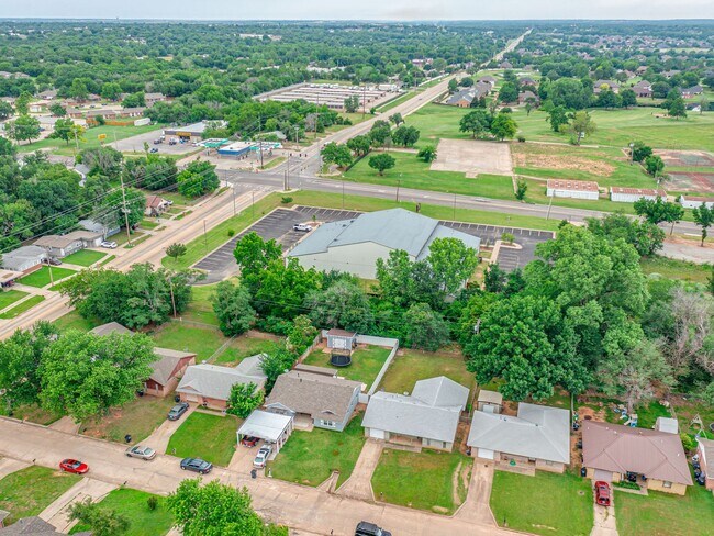 Building Photo - Cute home in Shawnee
