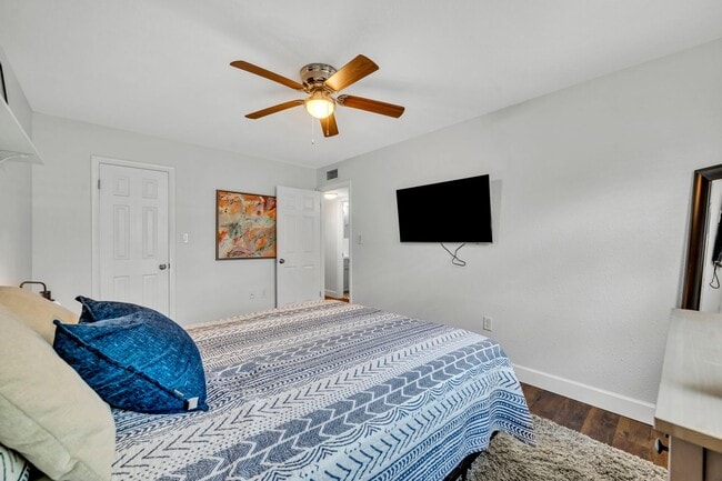 Building Photo - Lakefront Community